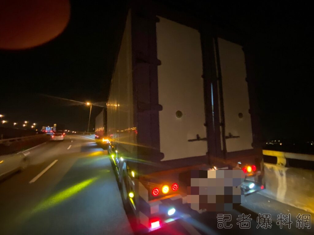 車門沒關好就上路!聯結車國道匝道掉出大量貨物 警方依法開罰 61 S 51060770 | 社會 社會 記者爆料網