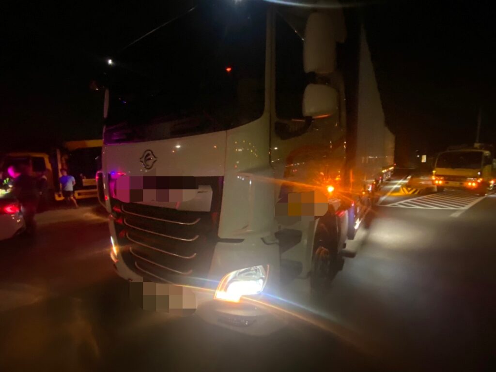 車門沒關好就上路!聯結車國道匝道掉出大量貨物 警方依法開罰 62 S 51060769 1 | 社會 社會 記者爆料網