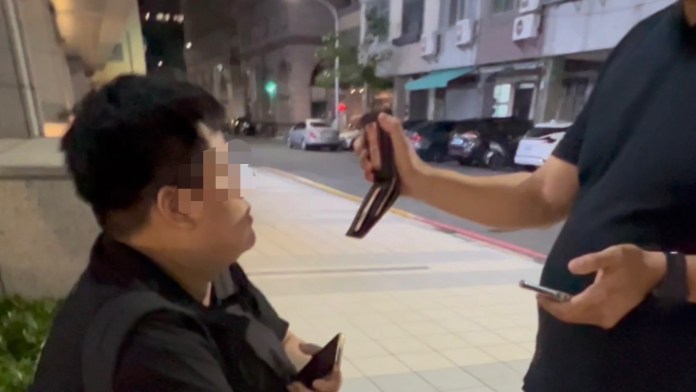 影/18歲車手想騙20萬 遇警現身竟嚇到「濕一片」 70 B2A92F09 DC5E 4CA1 8FFD B513E430FA35 | 社會 社會 記者爆料網