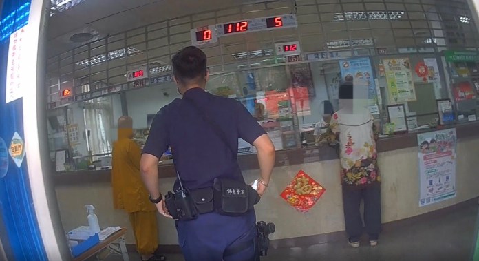 師父戀愛了?! 穿袈裟赴郵局急匯5萬 警苦勸「假老婆是騙局」 72 518490FD 8403 458D A909 98720800D4D6 | 社會 社會 記者爆料網