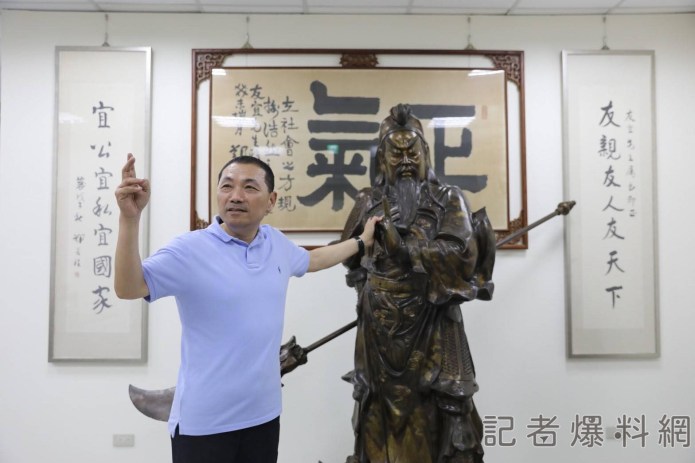 虛驚!侯友宜競辦關公像「青龍偃月刀」突落地 竟是被人碰撞 66 臉書 | 政治 政治 記者爆料網