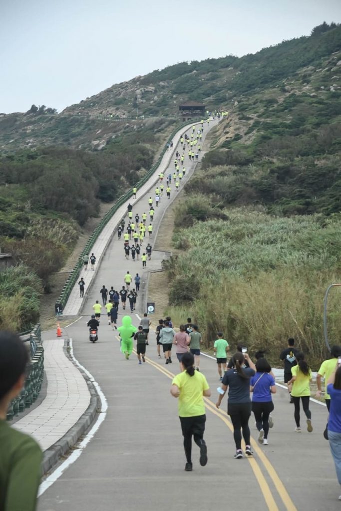 出發一公里為一大陡坡,沿途經過知名景點神秘小海灣,令許多跑者興奮挑戰之時,也跑到腳軟。圖片來源:大會。