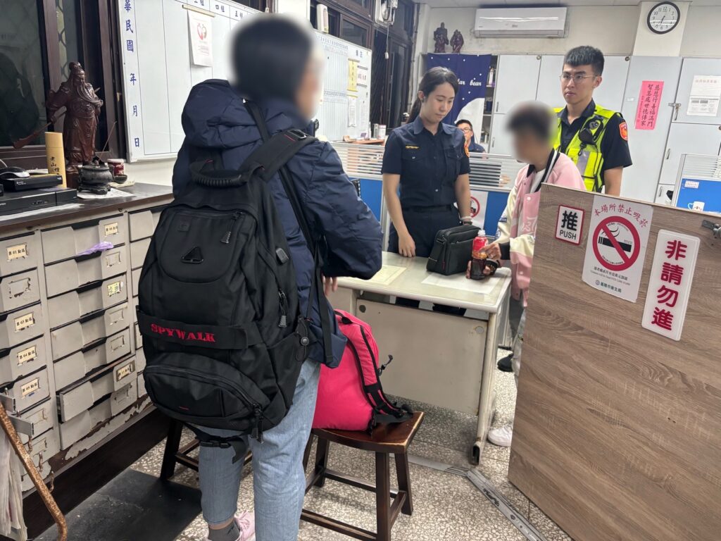 王女家人前來派出所接回王女