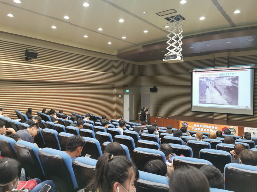 會中講師將交通意外防範、事故發生處理及保險理賠程序,希望喚起大學生注重騎乘機車安全。