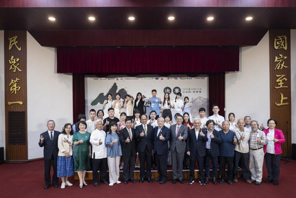立法院長游錫堃、秘書長林志嘉、教育部長潘文忠、文化部次長李靜慧、義美文教基金會董事長高志明與參賽學生合影