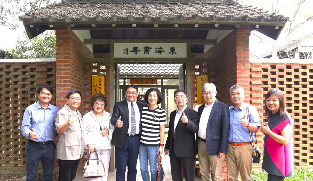 李明東強調,大學生應建立對自己的自信,生命必須不斷在面對困難時去勇敢解決問題,更要不斷的用新的方法去克服問題。(圖/東海大學提供)