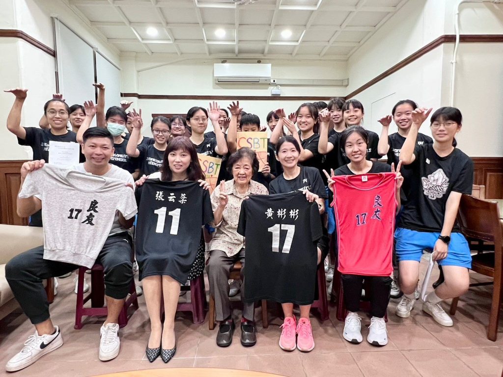 第三高女百歲校友合影。(北市政府提供)
