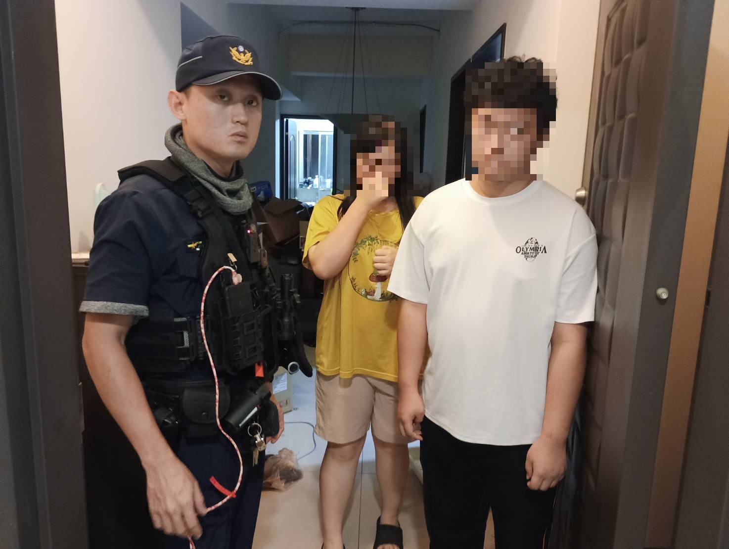 員警協助找工作處處碰壁不敢回家的王男返回住處。（記者 張艷君翻攝）