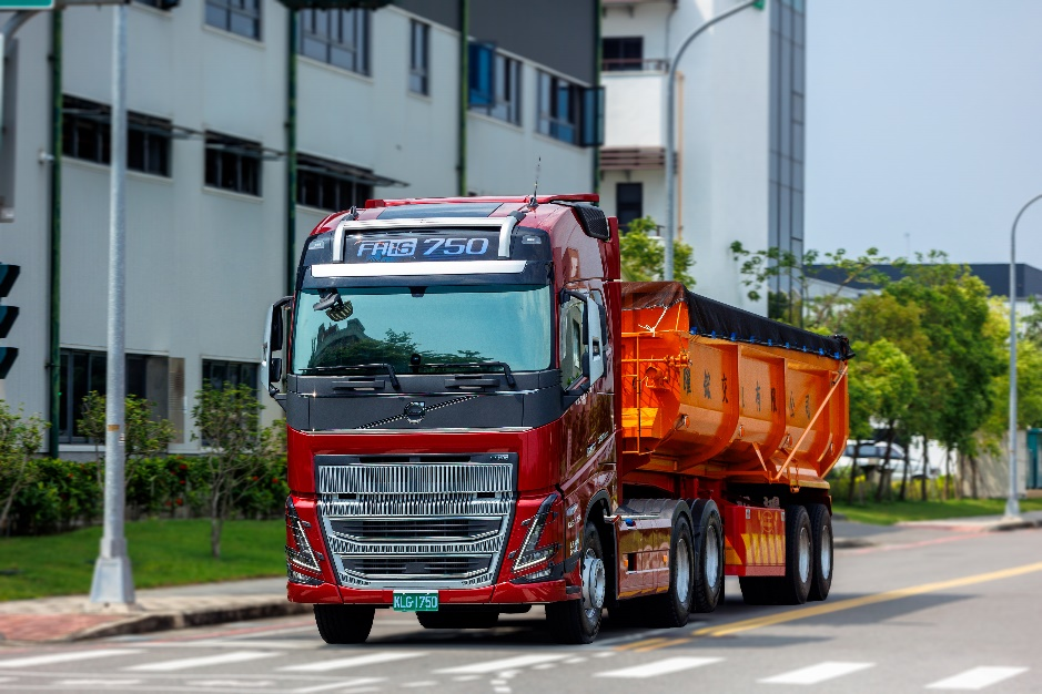 全台首部Volvo FH16 750卡車耀眼上路。（圖/業者提供）
