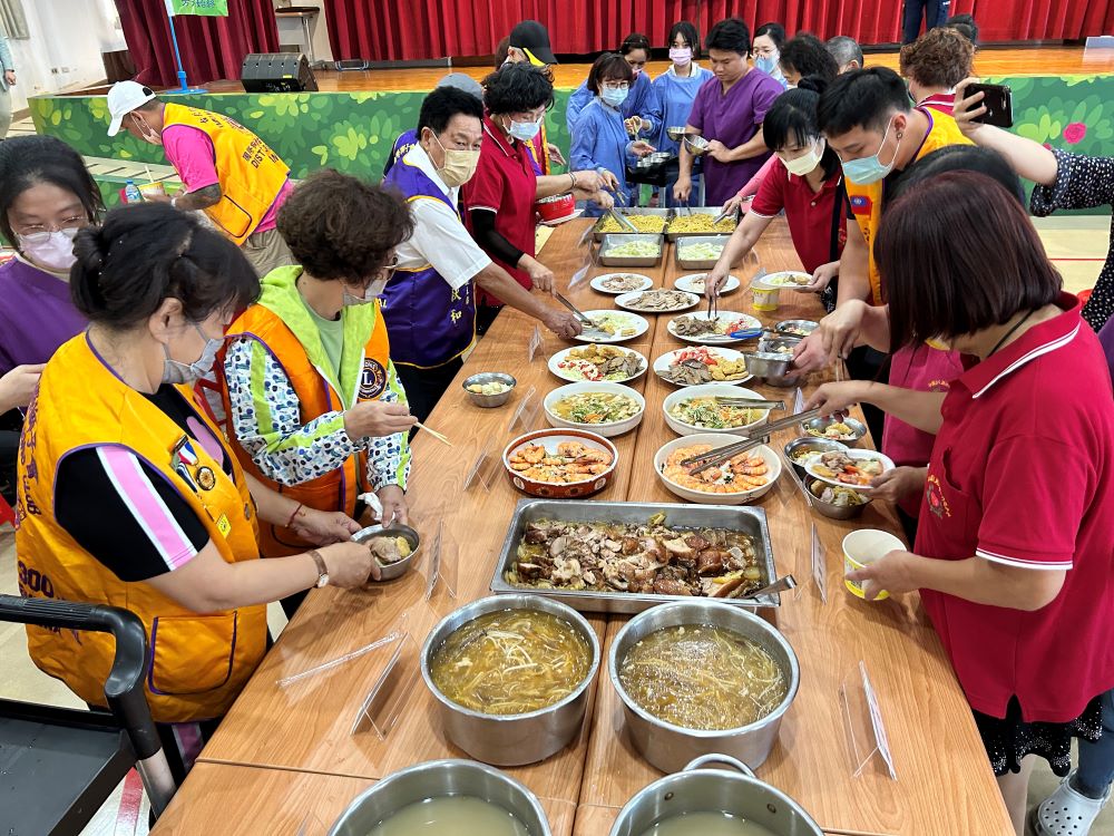 《圖說》台北市華夏獅子會獅友及工作人員幫忙院生打餐。〈社會局提供〉