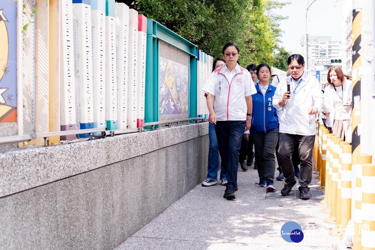 桃園市長張善政視察「民權路x成功路藝文生活通學步道」。
