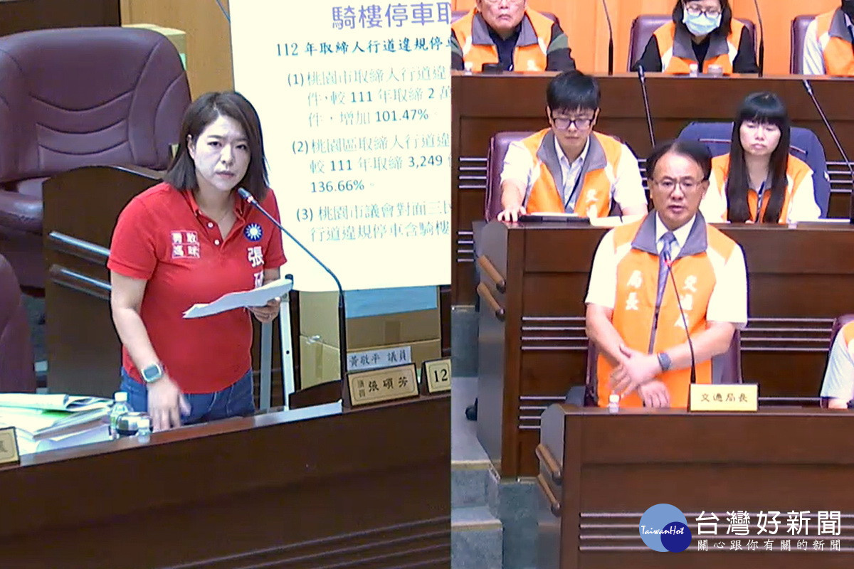 針對機車停放騎樓社區半個月連吃54張罰單,桃園市議員張碩芳質詢市府交通局長張新福。