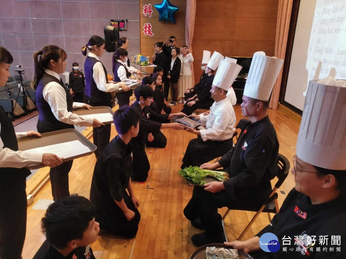 拜師禮期待餐飲系學生們努力邁向餐飲業界的餐飲達人