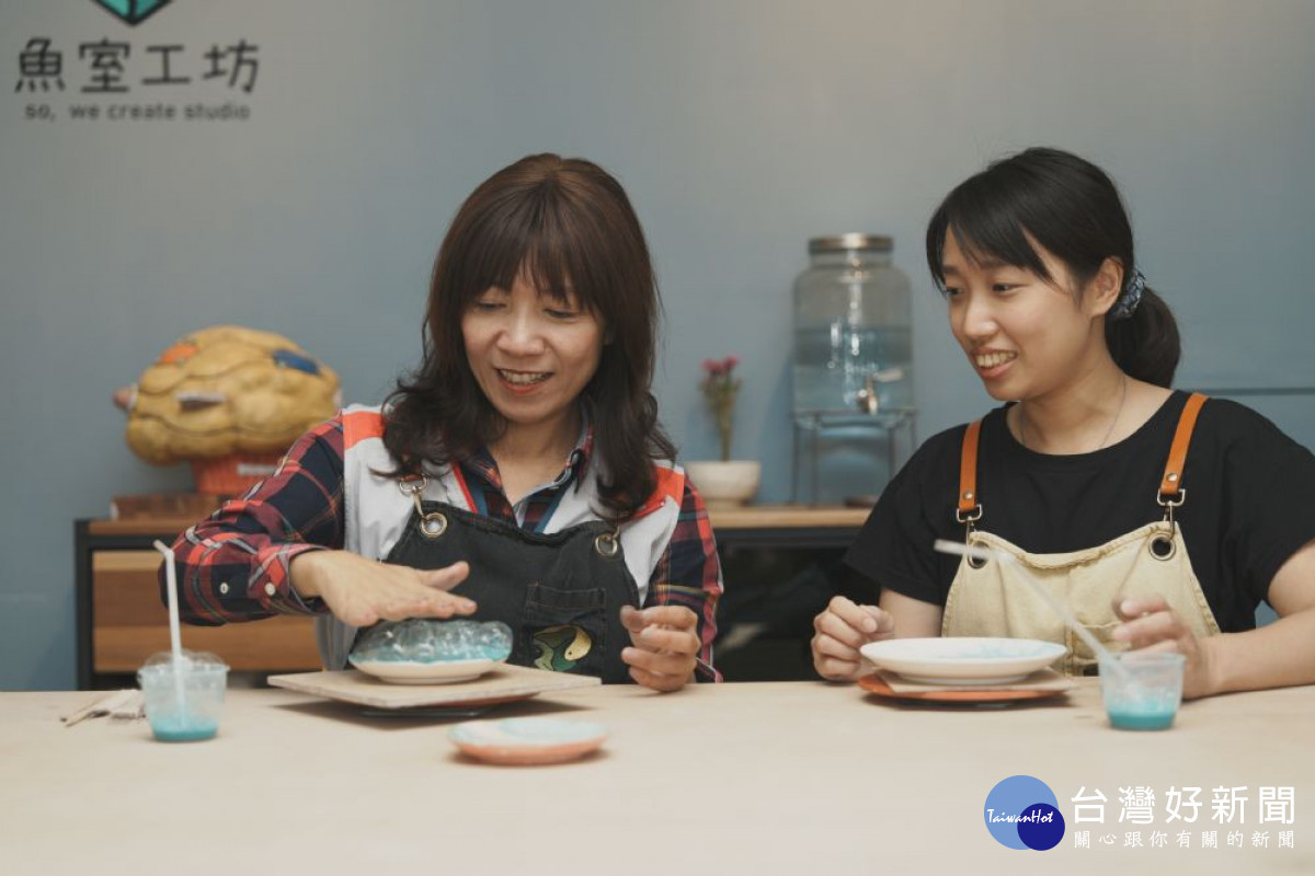 青年事務局侯佳齡局長(左)與施姵伃職人(右)進行陶瓷手作體驗。<br /><br />