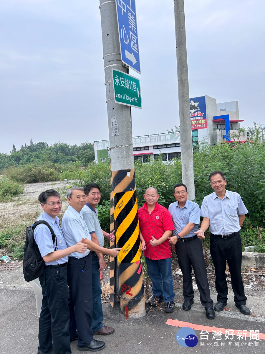 和順工業區電線桿貼反光視條提高行車安全　