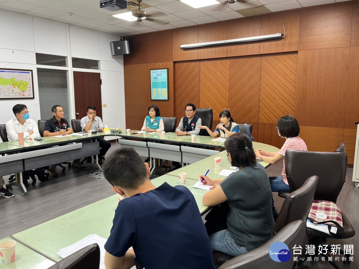 縣府衛生及環保局邀集疾病管制署南區管制中心主任李翠鳳,前往梅山鄉公所針對確診案例,研商家戶強力孳清及化學防治對策/陳致愷翻攝