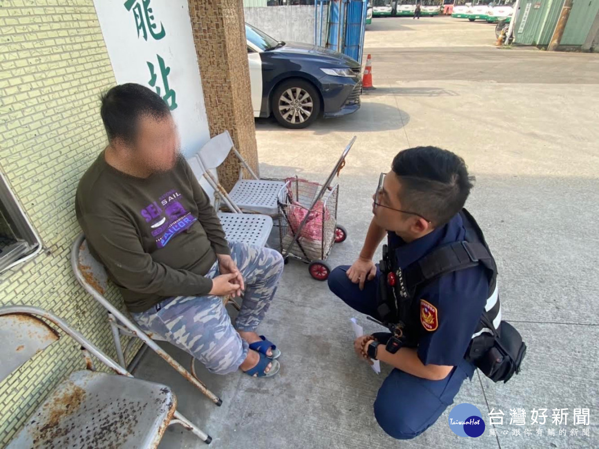 警方確認該男的身分，遂立即連繫家屬將該男帶回家中。
