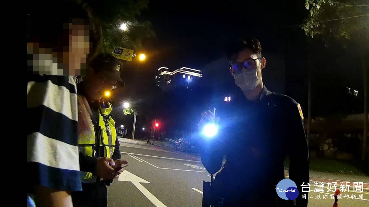 謝姓自小客駕駛車內有酒味,請其配合測試棒檢測,確認有酒精反應。<br /><br />