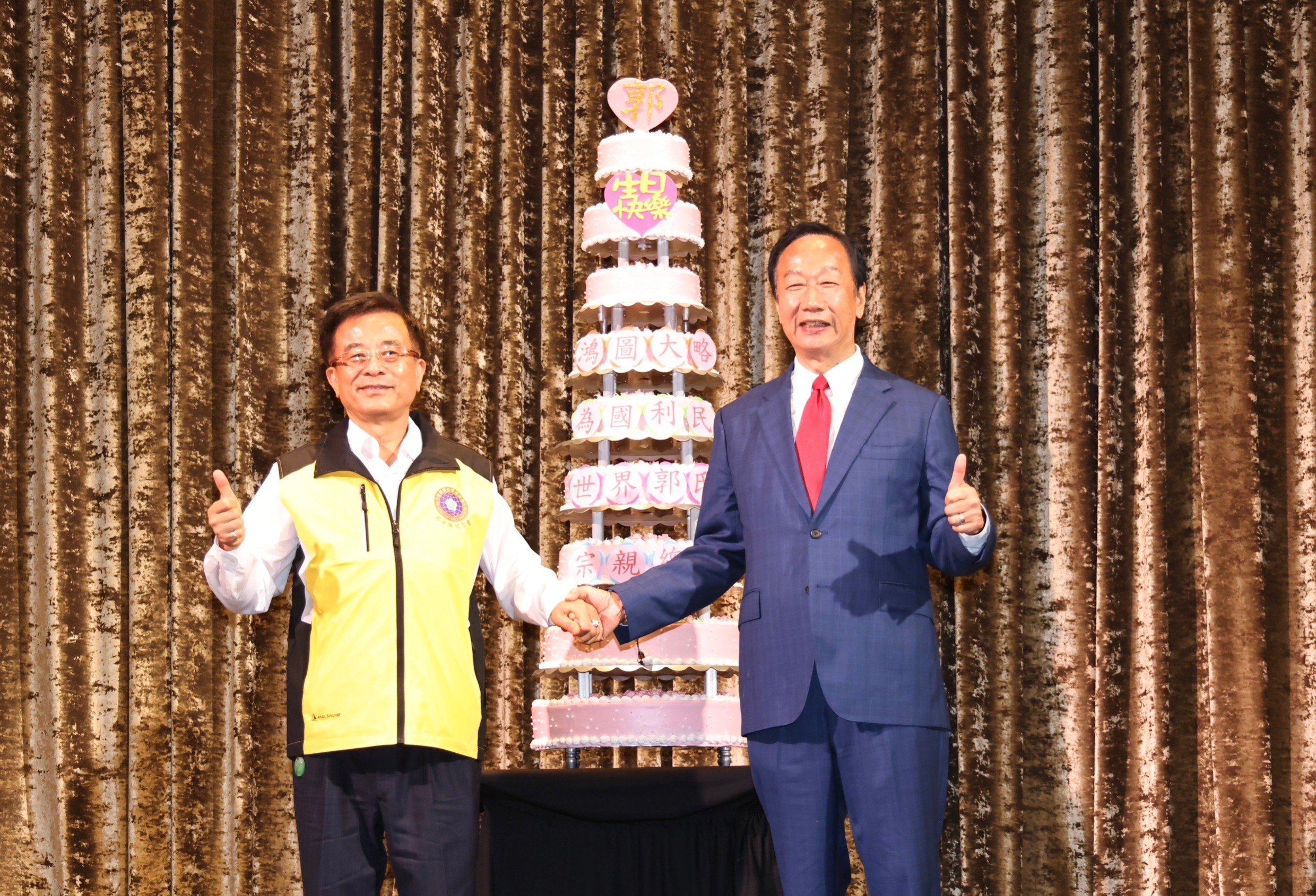 郭台銘18日參加世界郭氏宗親總會的捐贈活動及餐會,主辦單位特地準備蛋糕,祝郭董73歲生日快樂。林啟弘攝