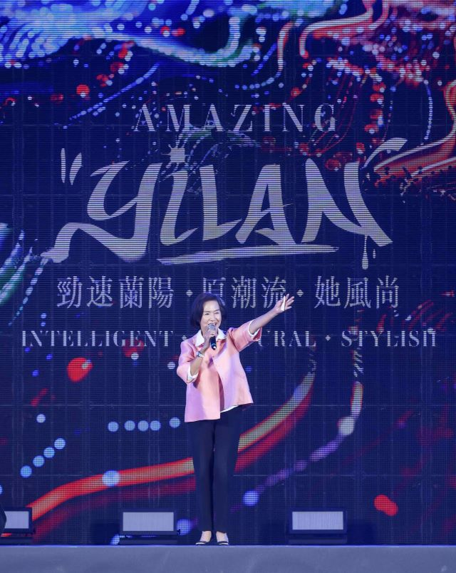 林姿妙縣長穿著參展設計師許艷玲結合宜蘭元素的服飾作品.JPG