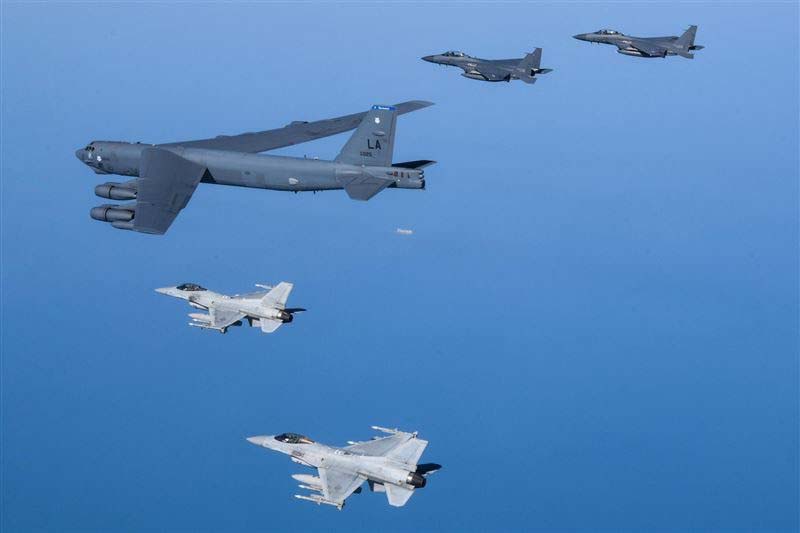 美軍B-52轟炸機17日降落在南韓的清州空軍基地。圖/翻攝自U.S. Forces Korea