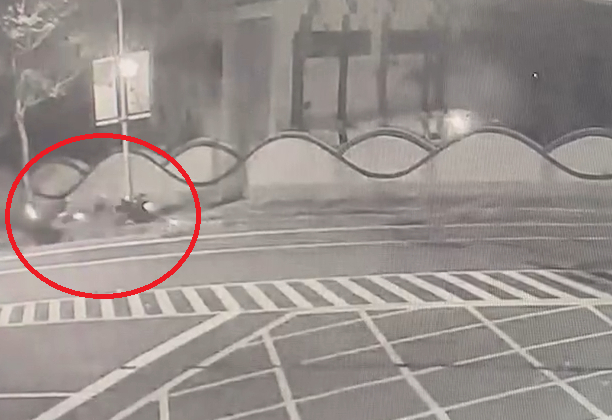 (車禍片)兩死車禍!機車擦撞路緣倒地 騎士及乘客頭部重創均喪命 64 | 社會 社會 記者爆料網