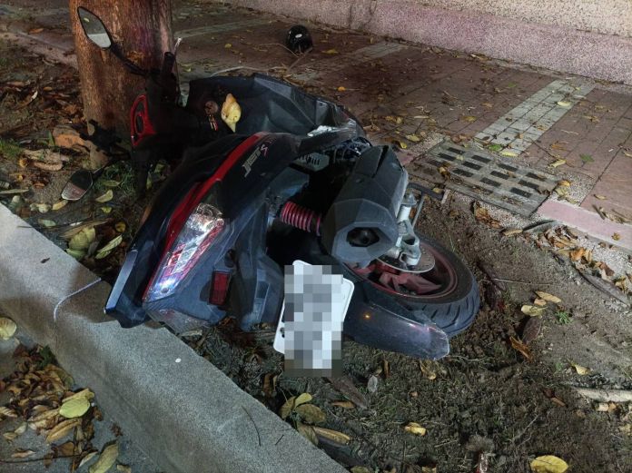 (車禍片)兩死車禍!機車擦撞路緣倒地 騎士及乘客頭部重創均喪命 65 1 | 社會 社會 記者爆料網