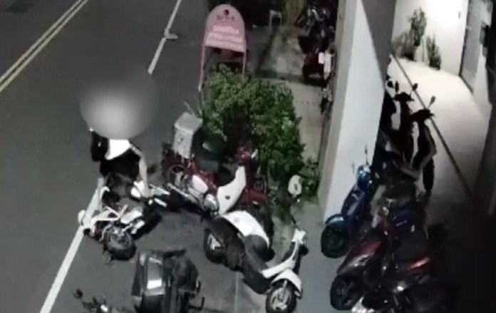 (肇逃片)男子騎電輔腳踏車肇逃 沒車牌警方照樣逮到人 55 3輛機車。民眾提供 | 社會 社會 記者爆料網