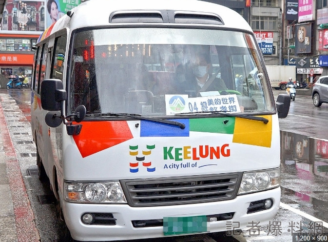 基隆公車又出包!204公車行駛中車門故障關不起來 乘客嚇壞 60 基隆公車,車門敞開,204