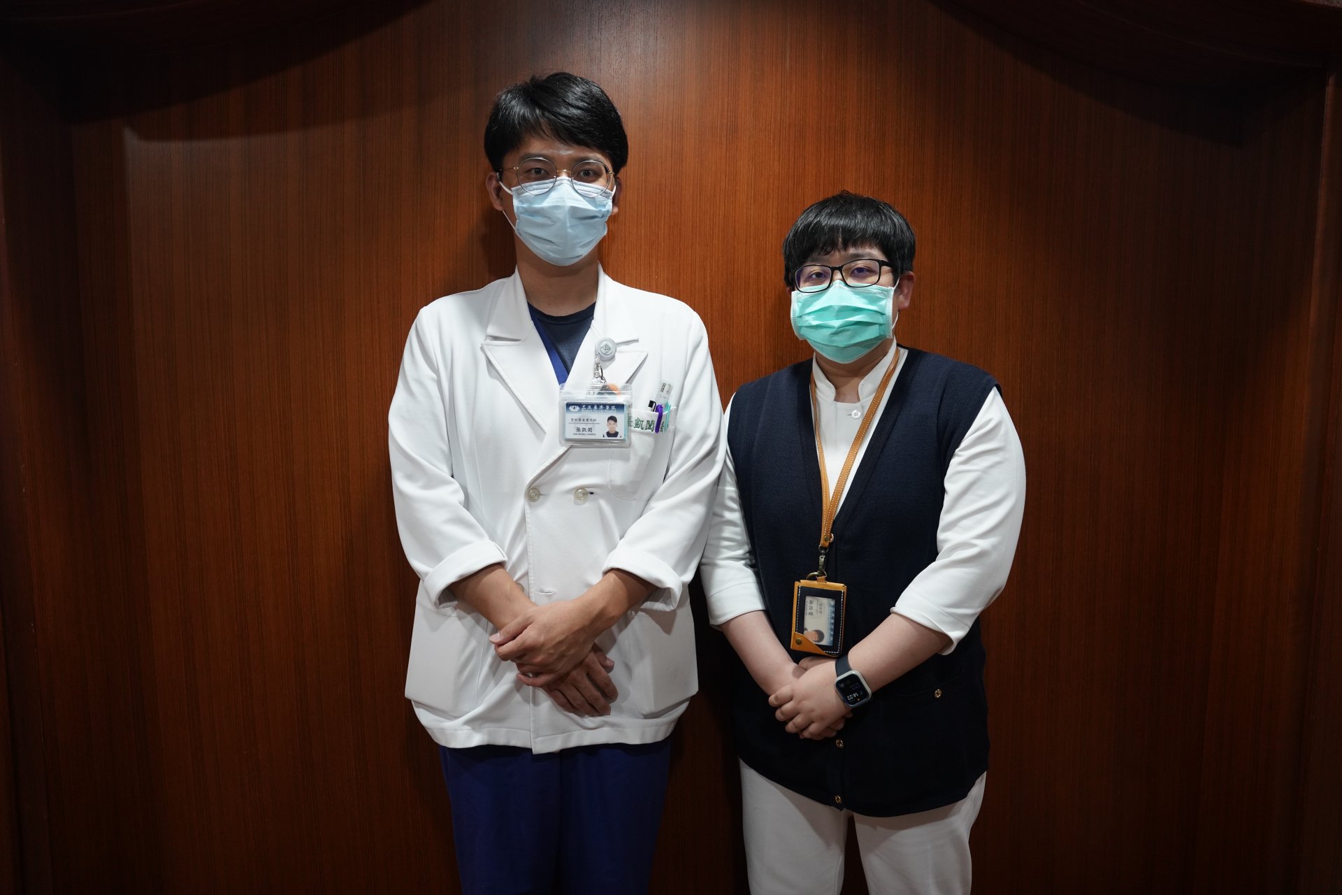 花蓮慈濟醫院整形暨重建外科張凱閎醫師(左)與專科護理師林怡萱,共同照顧病人,張凱閎醫師也提醒免疫力低下的人,包括糖尿病、高血壓、慢性病病人,黴菌感染後症狀可能會比較嚴重,有異物刺入,應儘速就醫,別自行擠膿敷藥。