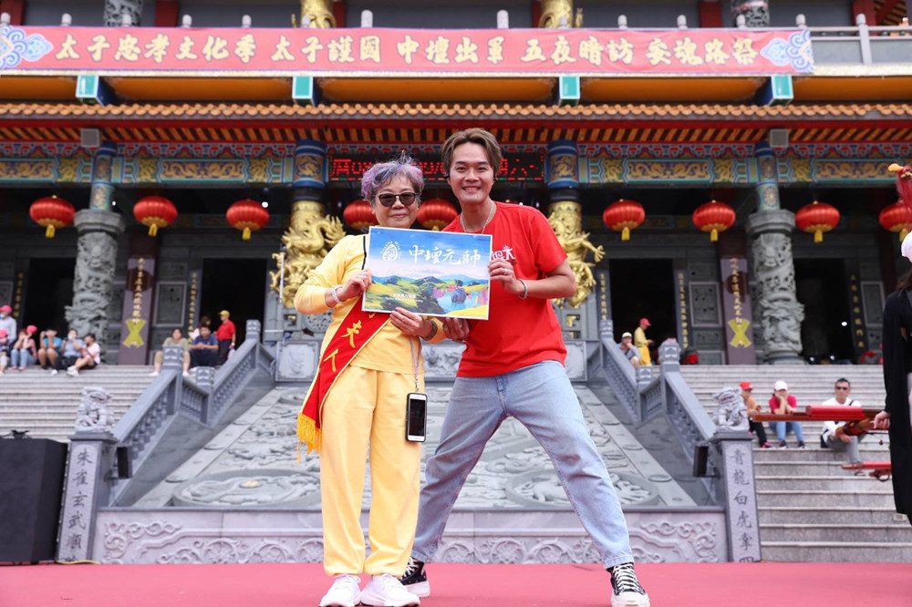 ▲藝人柯大堡創了中壇元帥歌曲贈給桃園護國宮,由師娘張雪娥(左)領接。(圖/業者提供)