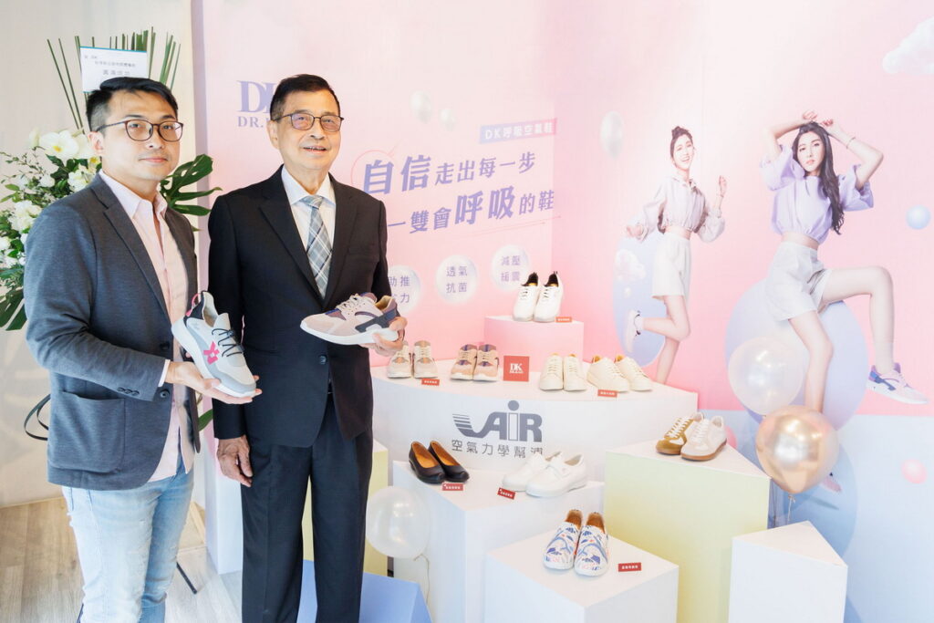 DK呼吸空氣鞋本次推出一系列美型與機能兼具的秋冬新品長官合影 (圖左至右為總經理高勝強、董事長高銘村)