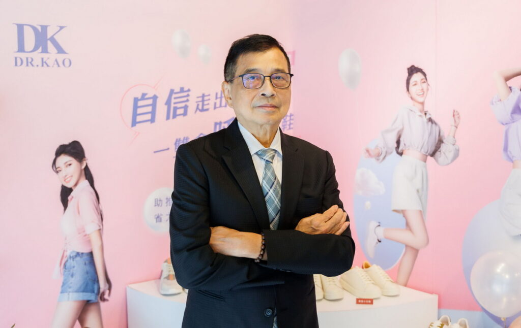創辦人-高銘村董事長的研發精神：「好鞋就要會呼吸，DK的每一雙鞋都是有生命的，就像心臟會跳動，人體會呼吸，值得他努力一輩子不斷精益求精」融入其中