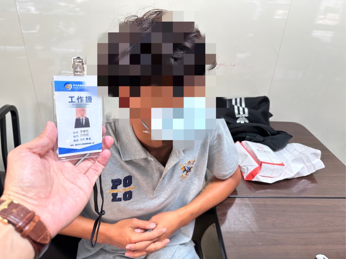 ▲圖說:警方埋伏查獲假業務車手,並從其身上起出數張假的工作證 (圖/台中市政府提供)
