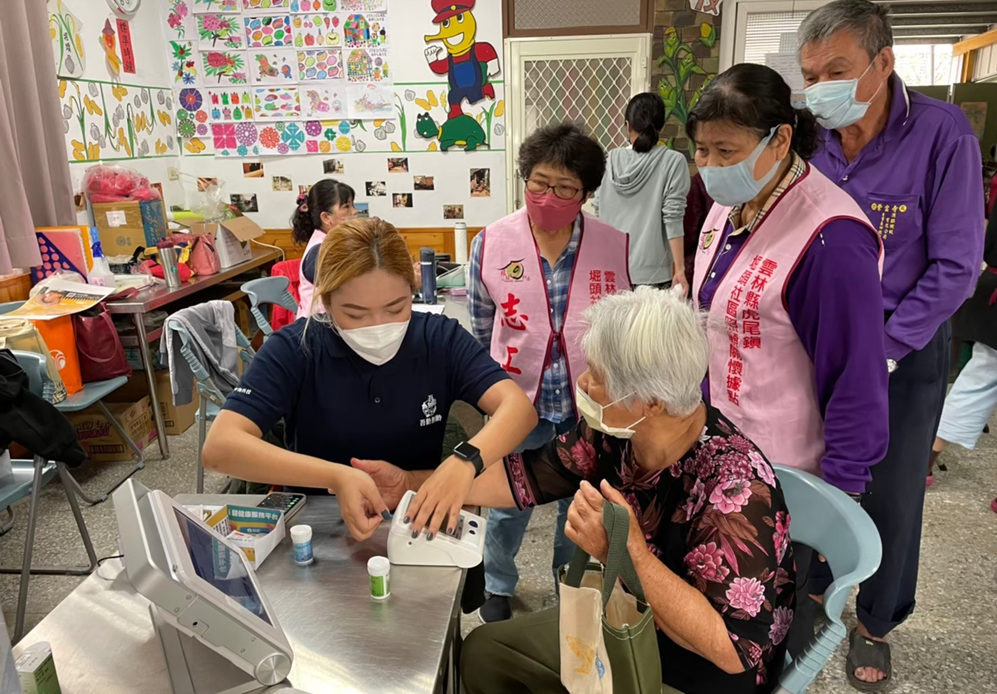 組織服務團隊到地方社區舉辦三高檢測活動，落實居家照護與三高關懷的倡導。（圖／聿新生物科技提供）