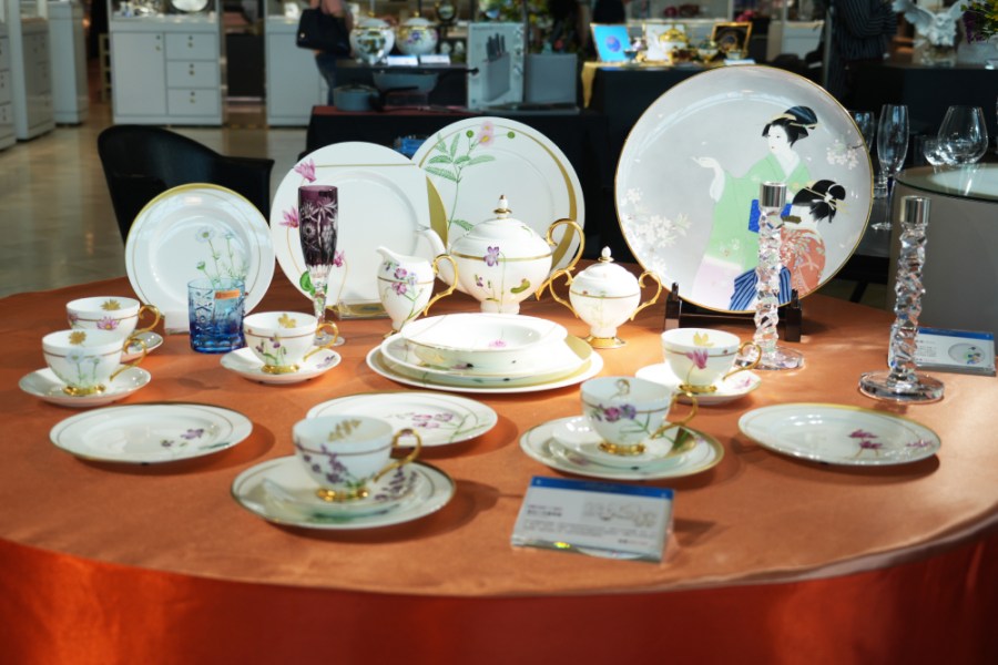 【有影】李明川也瘋狂!旺代瓷器特展亮相520萬花瓶 瓷晶搭百貨周年慶回饋4折起 218 cnews195231018a04