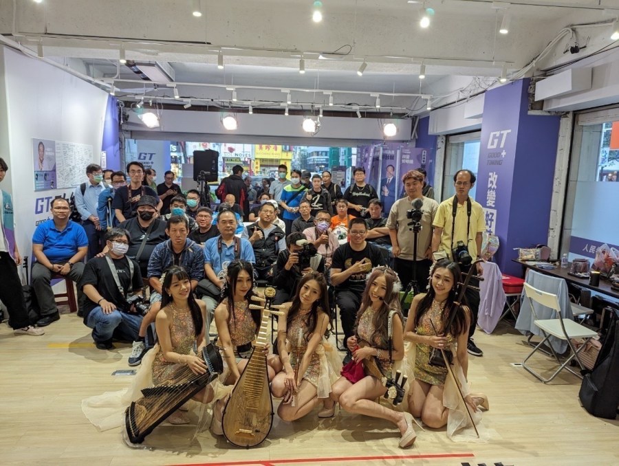 不只是連署站 郭台銘台北連署站搖身變藝文展演廳 200 不只是連署站 郭台銘台北連署站搖身變藝文展演廳 199