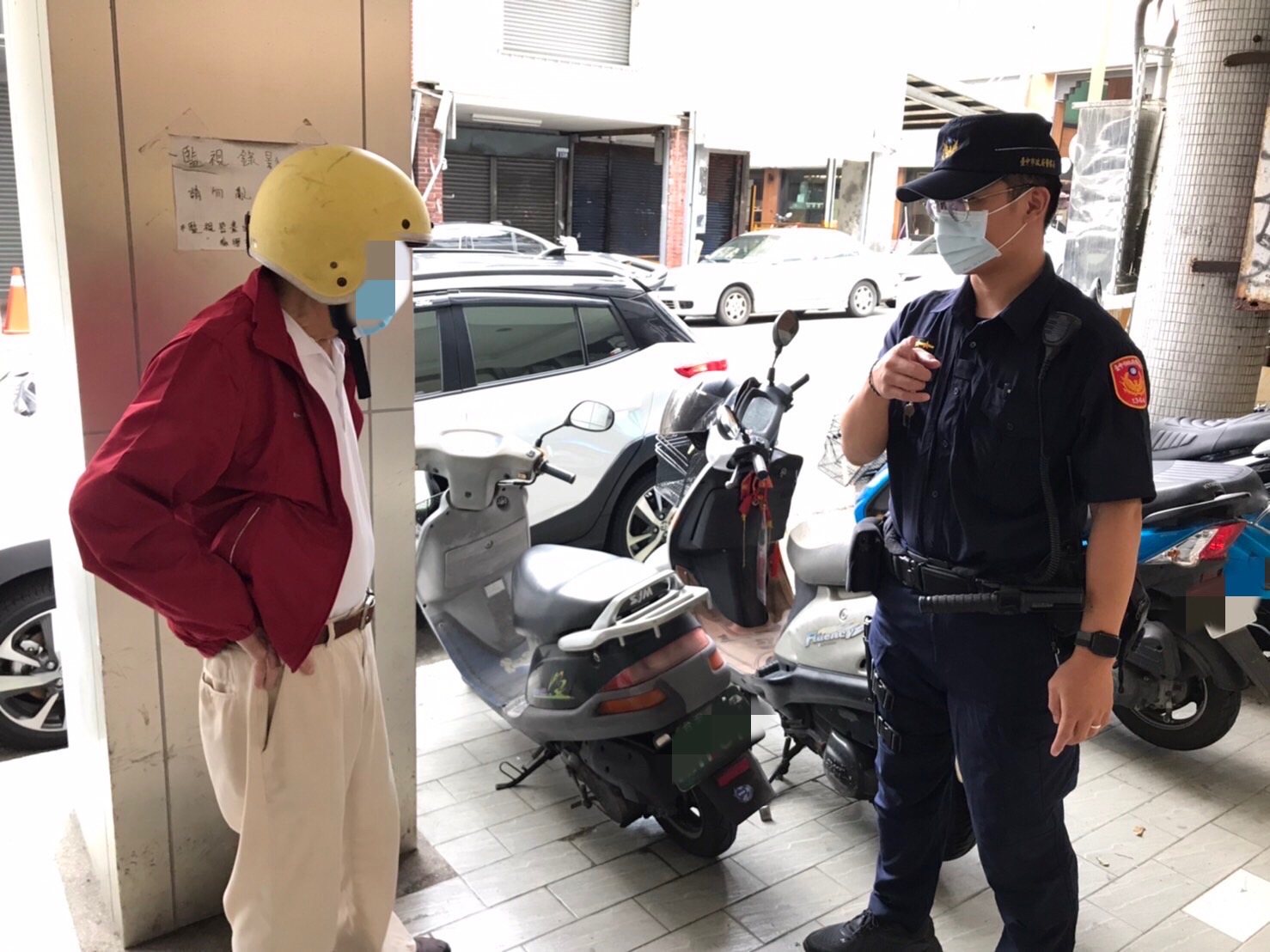 陳姓老翁對大誠分駐所警員白盛哲成功找回愛車深感欣慰，並對警方表示了謝意。（圖/記者江雁武翻攝）