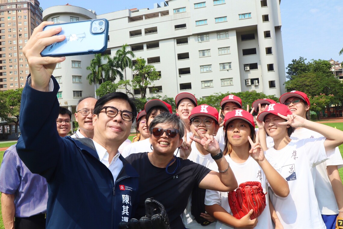 漾新聞|高雄女中棒球隊登上中信盃黑豹旗最亮眼球隊 陳其邁到校嘉勉勇敢追夢