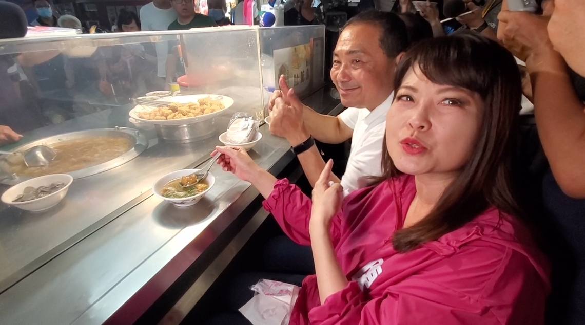 漾新聞|侯友宜六合夜市掃街拜票獲熱烈歡迎 展現貼心親和力 陳美雅讚「真正的暖男在這裡！」