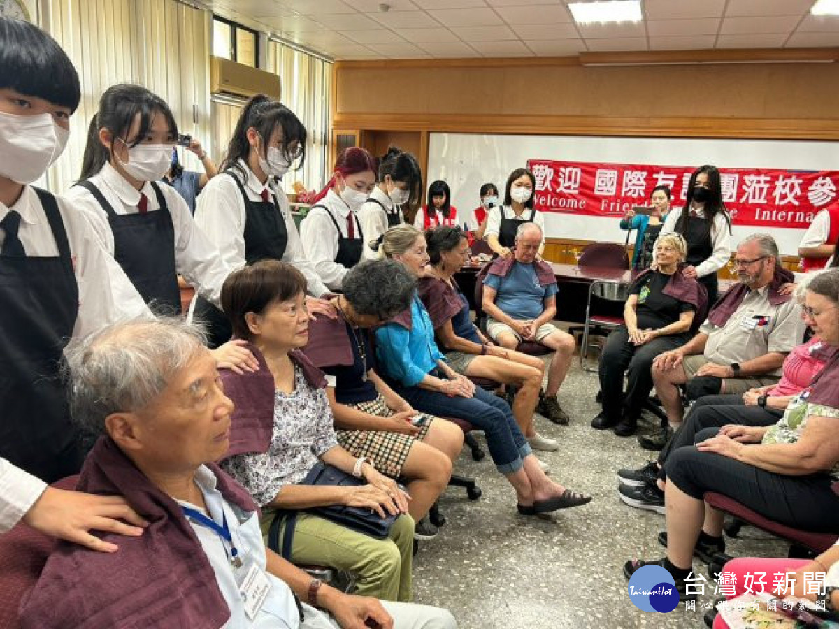 國國際友誼團一行二十人參訪大甲致用高中，美容科同學進行美容精油肩頸紓壓為來賓按摩。（記者陳榮昌攝）