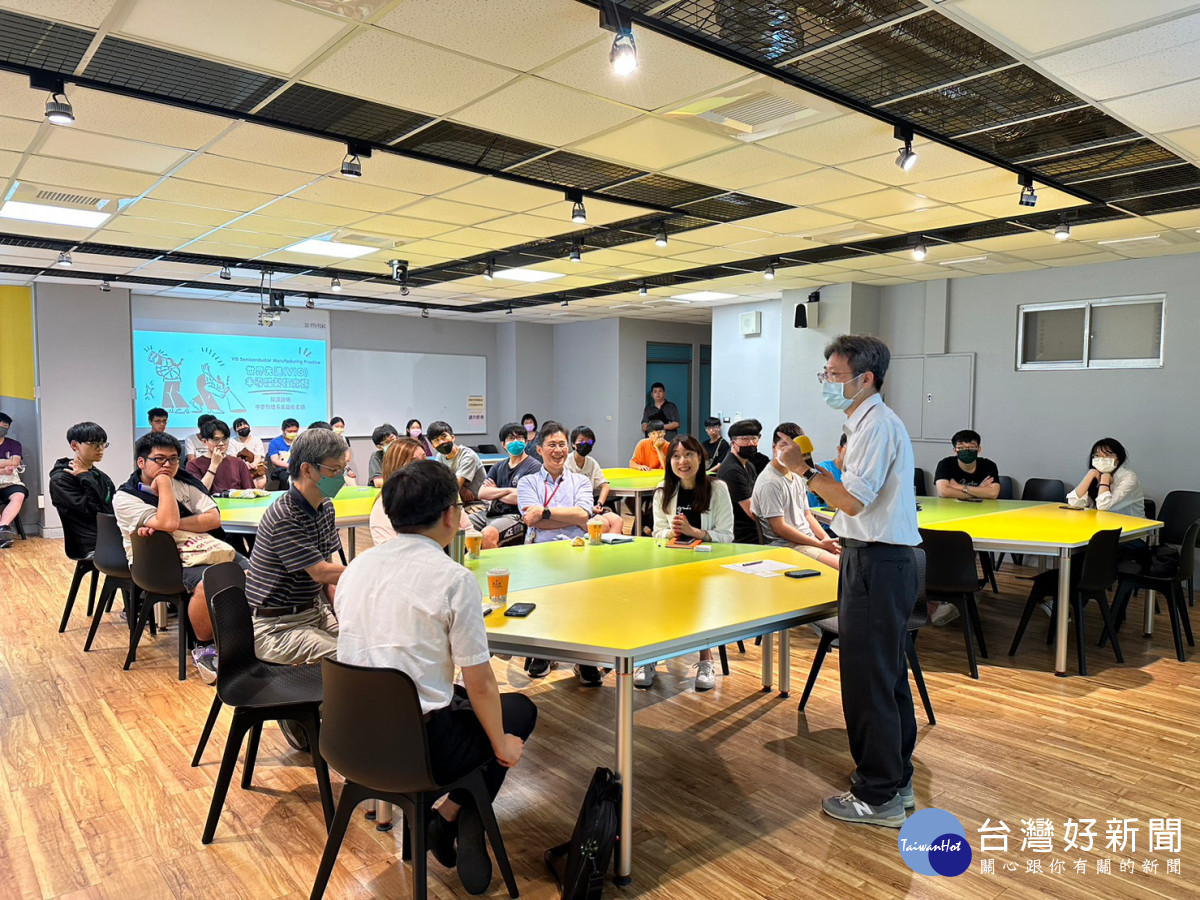 中原大學理學院院長吳宗遠說明課程設計的用心,是產學合作新創舉。