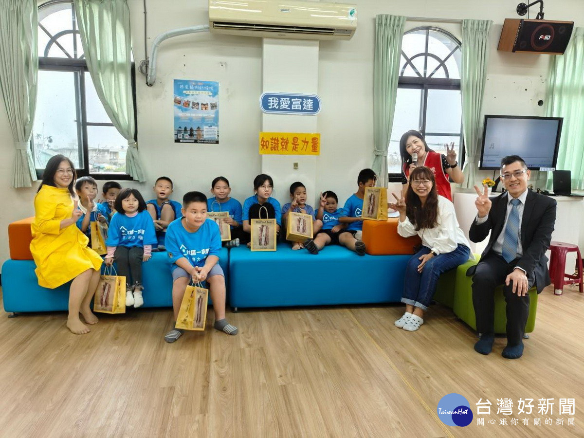 八卦山上福山社區孩童很高興有圖書室可使用。（環宇基金會提供）