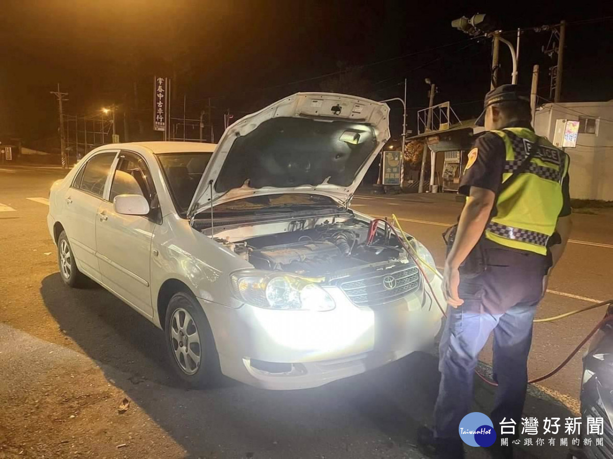 男子深夜買宵夜車拋錨，幸虧巡邏警發現及時救援／警方提供