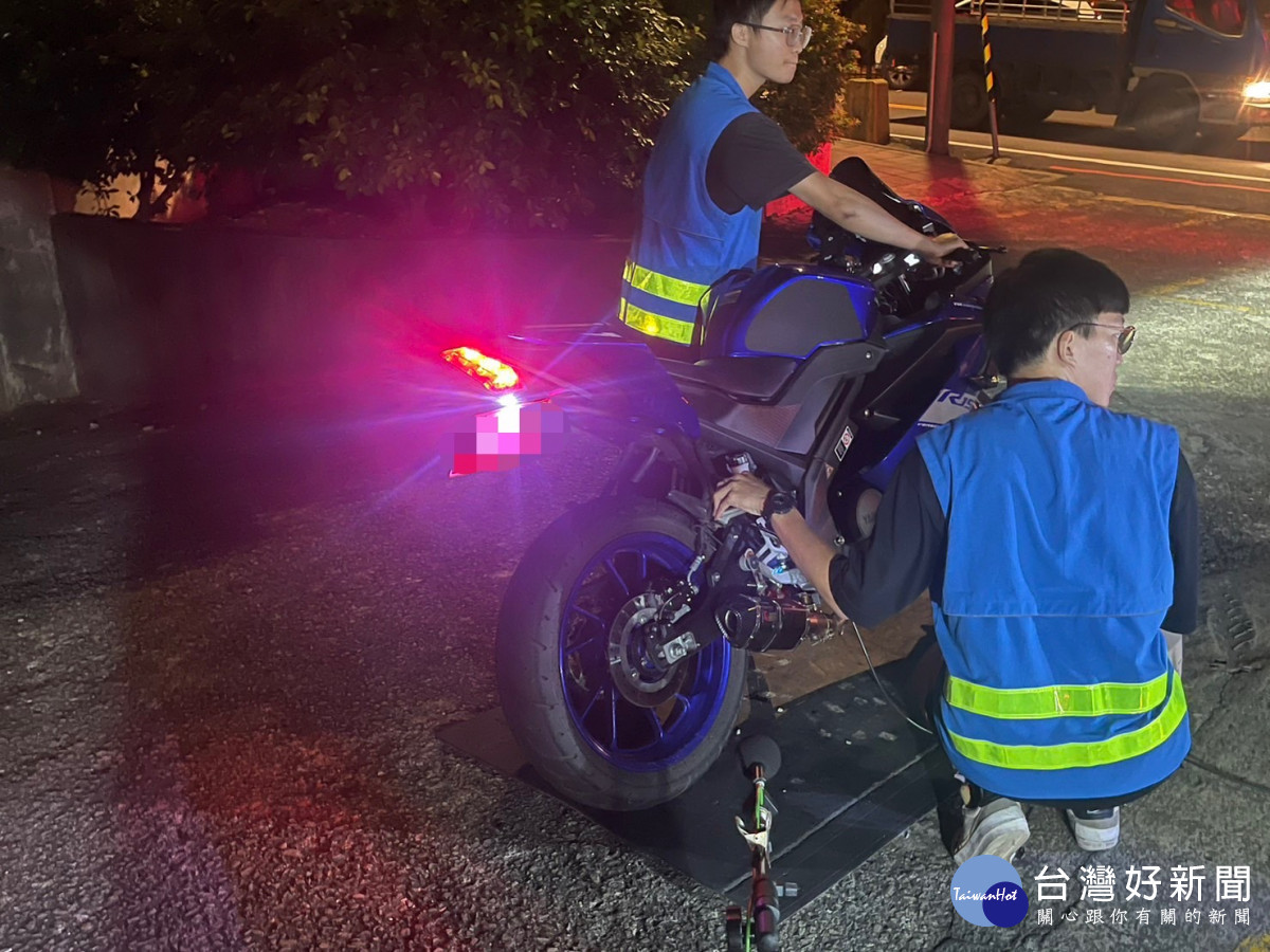 楊梅警方配合環保局執行「取締改裝噪音車輛」聯合稽查勤務，共攔查10輛汽、機車。