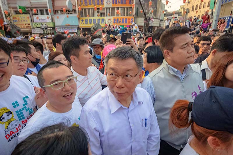 藍白整合陷入瓶頸的敏感階段,民進黨對外揭露,代表柯文哲談判的周榆修(柯文哲左側者)其實是民進黨的終身黨員。圖/引自周榆修臉書