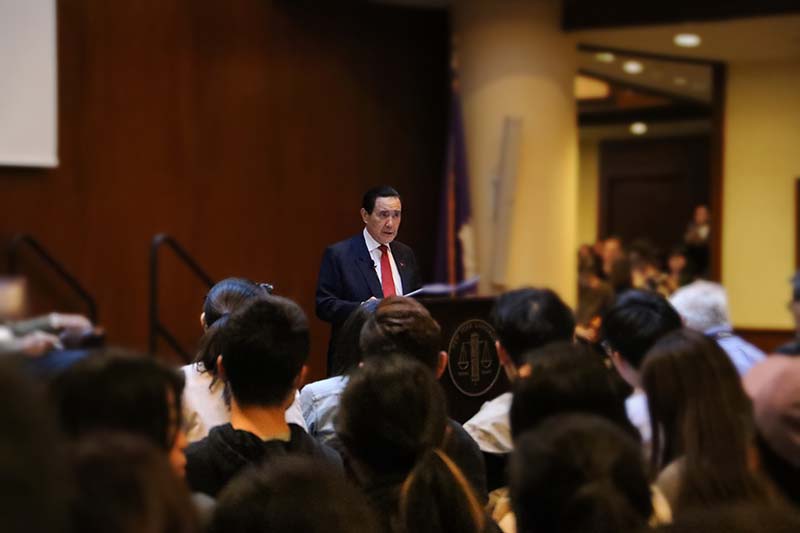 前總統馬英九16日在美國紐約大學發表演說，建議美國與國際社會應鼓勵兩岸和談。圖／馬英九基金會提供