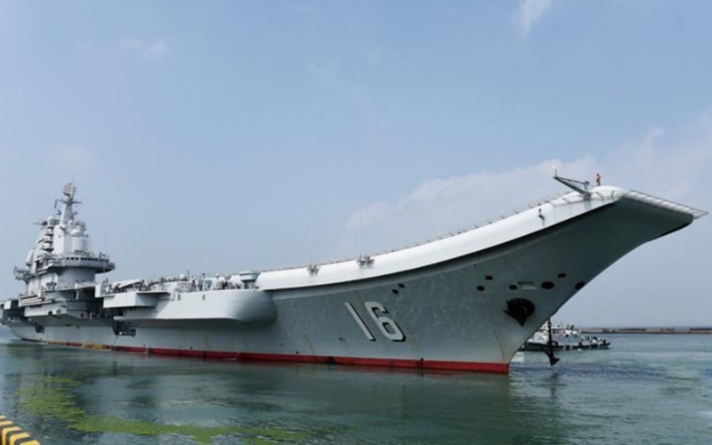 遼寧艦進廠維修八個月。(新華社)