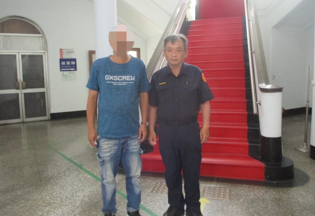 ▲圖說：一分局警員林志營伸援協助困頓楊男申請善款，順利完成母親後事 （圖／台中市政府提供）