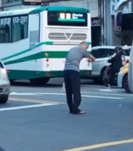 (小客車駕駛攔客運施暴片)自小客車與客運行車糾紛 駕駛攔車施暴譙警察 65 | 社會 社會 記者爆料網